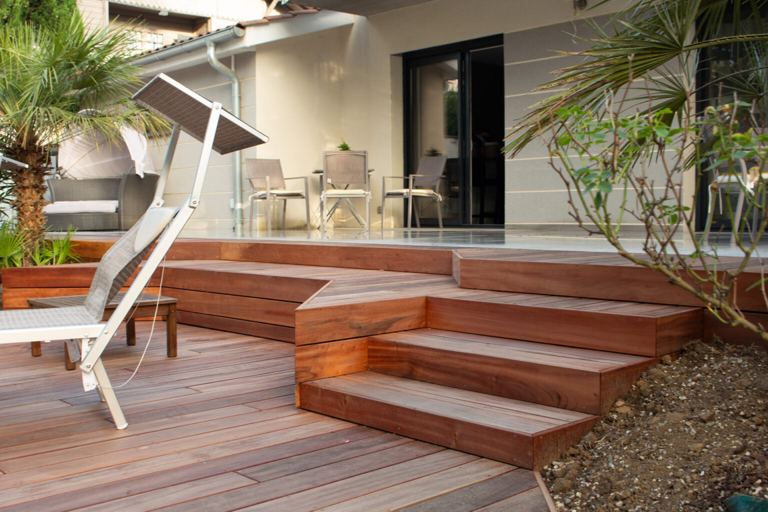 Escalier et banquettes en bois exotique reliant la plage à la terrasse grès cérame, bain de soleil – projet LAVANDULA