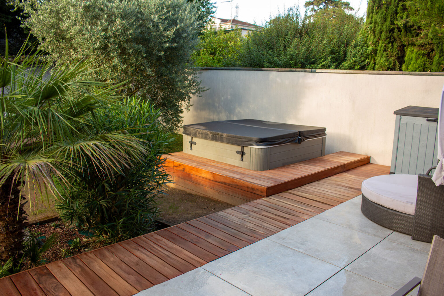 Tour de spa en caillebotis bois exotique amovible, terrasse en grès cérame, olivier et palmier – projet LAVANDULA