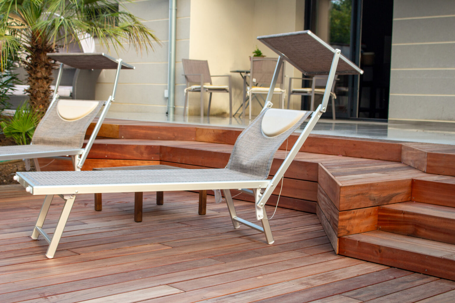 Deux bains de soleil sur la plage en bois exotique, marches et banquettes en bois massif en arrière-plan – projet LAVANDULA